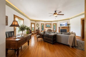 TV, fireplace, offices