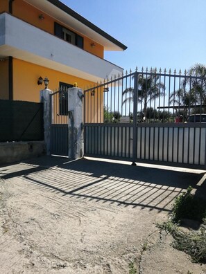 Property grounds - Villa Caterina with Mountain View, Wi-Fi and Air Conditioning (Solarino)