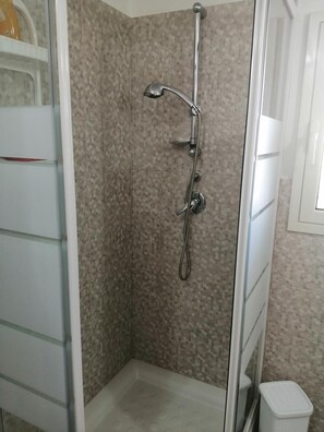 Shower, hair dryer, towels - Villa Caterina with Mountain View, Wi-Fi and Air Conditioning (Solarino)