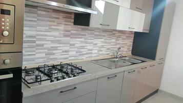 Frigorifero, microonde, forno, piano cottura