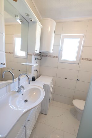 Douche, sèche-cheveux, serviettes fournies, savon