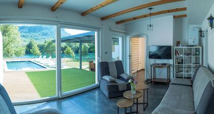 10 minutes to the city! Family-sized house, warm swimming pool, jakuuzi & grill.