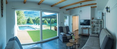 10 minutes to the city! Family-sized house, warm swimming pool, jakuuzi & grill.