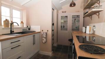 Cottage | Private kitchen | Cookware/dishes/utensils
