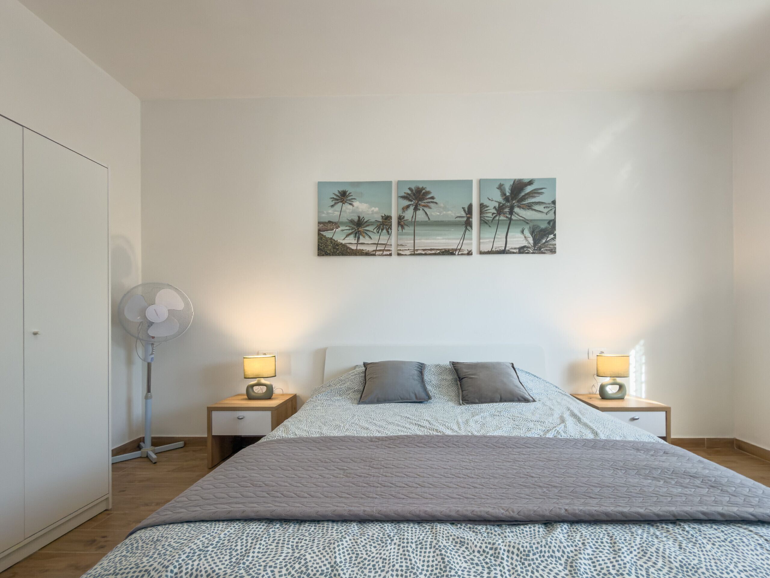 Bügeleisen/Bügelbrett, Reisekinderbett, kostenloses WLAN, Bettwäsche