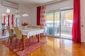 Ein Essbereich mit Tisch, Stühlen und einem roten Teppich.