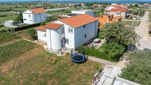 A residential area with houses, a playground, and a view of the sea. - Apartment Perinic No.1 in Vrsi (Vrsi)