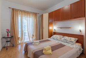 Iron/ironing board, free WiFi, bed sheets - Holiday Home Manuela with Private Beach Access (Vir)