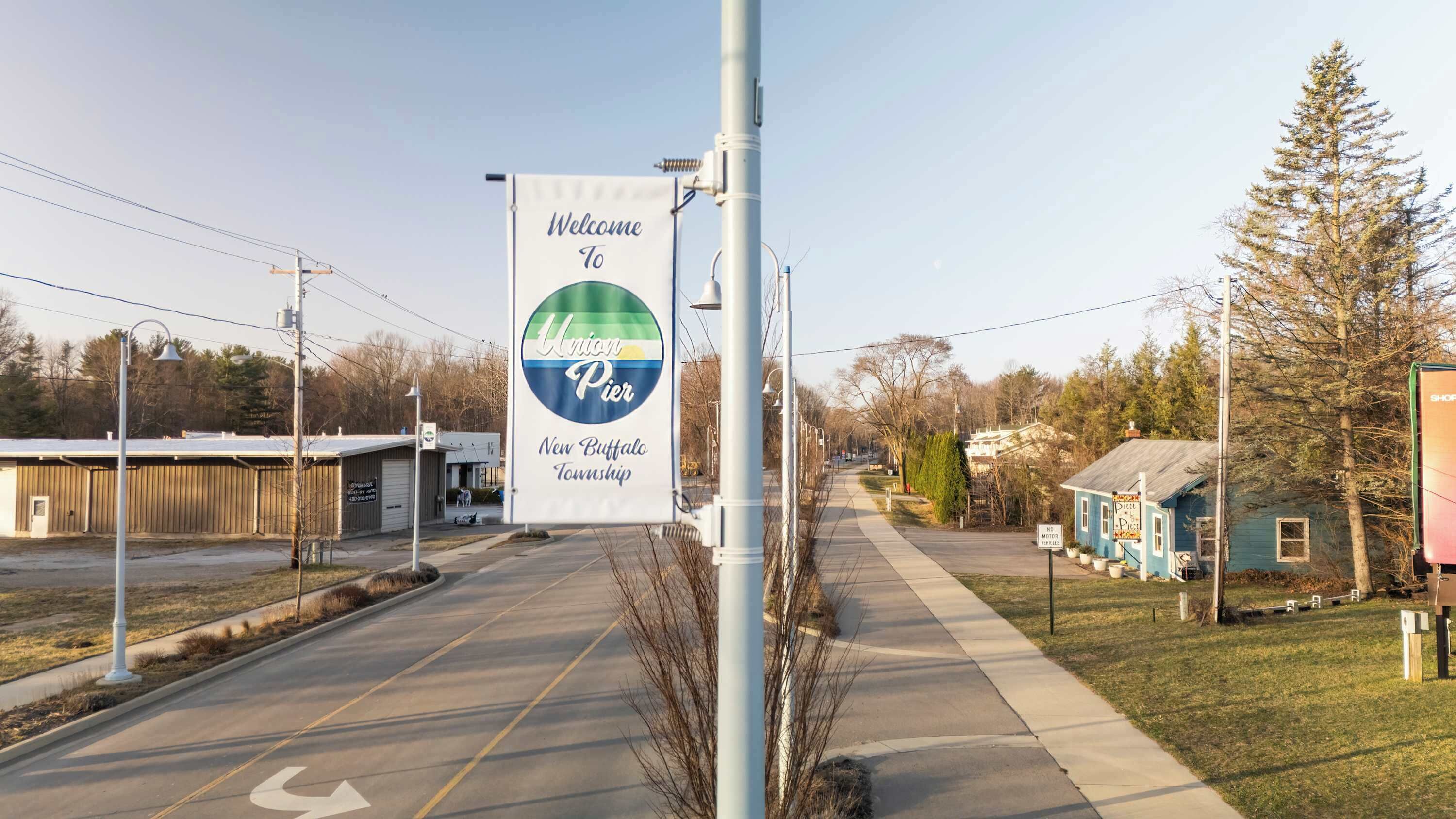 Eine Straße mit einem Schild, das herzlich willkommen heißt in Union Pier, New Buffalo Township, und einem Verbot für Motorfahrzeuge.