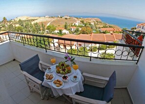 Outdoor dining - BELVEDERE AEOLIS (MOLIVOS)