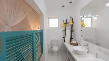 Double Room, Ocean View | Bathroom | Shower, towels