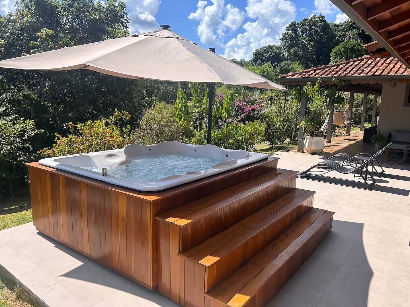Outdoor spa tub