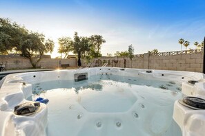 Bañera de hidromasaje al aire libre