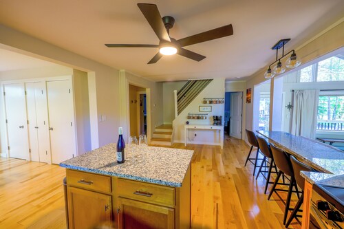 HOUSE + APARTMENT/Sleeps 15/Near Bar Harbor & Acadia. HOT TUB. NEW!