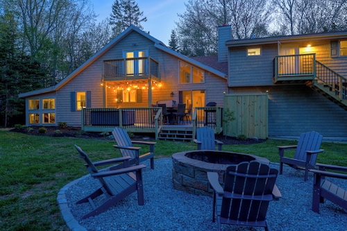 HOUSE + APARTMENT/Sleeps 15/Near Bar Harbor & Acadia. HOT TUB. NEW!