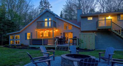 HOUSE + APARTMENT/Sleeps 15/Near Bar Harbor & Acadia. HOT TUB. NEW!