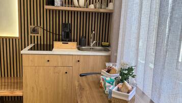 Comfort tweepersoonskamer | Privékeuken | Een mini-koelkast, een magnetron, een kookplaat, een waterkoker