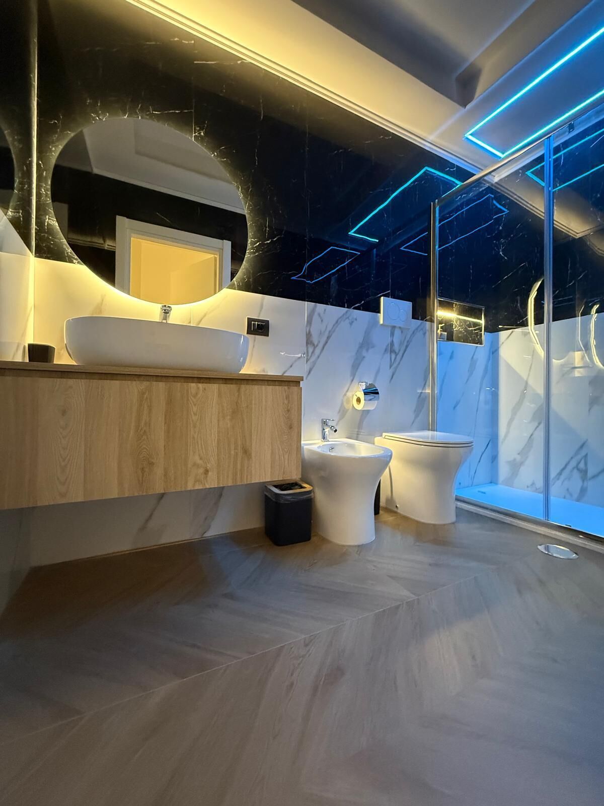 Chambre Double Confort | Salle de bain | Serviettes fournies, savon, shampoing, papier toilette