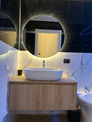 Habitació doble Comfort | Bany | Tovalloles, sabó, xampú i paper higiènic 