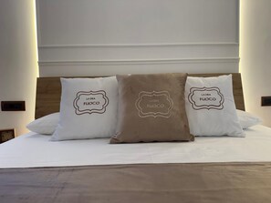 Caixa forta a l'habitació, escriptori i planxa i posts de planxar 