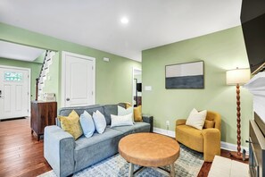 Living area - Heated Pool, Hot Tub, Pickleball & B-Ball / 10 Min to Beach / Sleeps 20 (Wilmington)