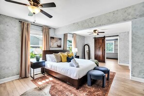 Room - Heated Pool, Hot Tub, Pickleball & B-Ball / 10 Min to Beach / Sleeps 20 (Wilmington)