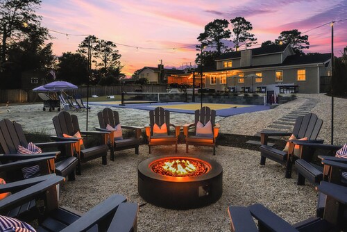 Heated Pool, Hot Tub, Pickleball & B-Ball / 10 Min to Beach / Sleeps 20