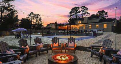 Heated Pool, Hot Tub, Pickleball & B-Ball / 10 Min to Beach / Sleeps 20