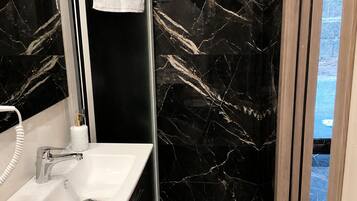 Santa Chiara 5 | Bathroom | Soap, shampoo, toilet paper