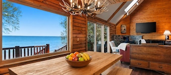 5BR Lake Michigan Log Cabin | Dog Friendly
