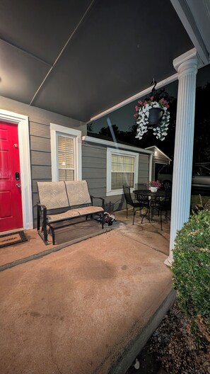 Outdoor dining - Country Living in the city - a home away from home. (Oklahoma City)