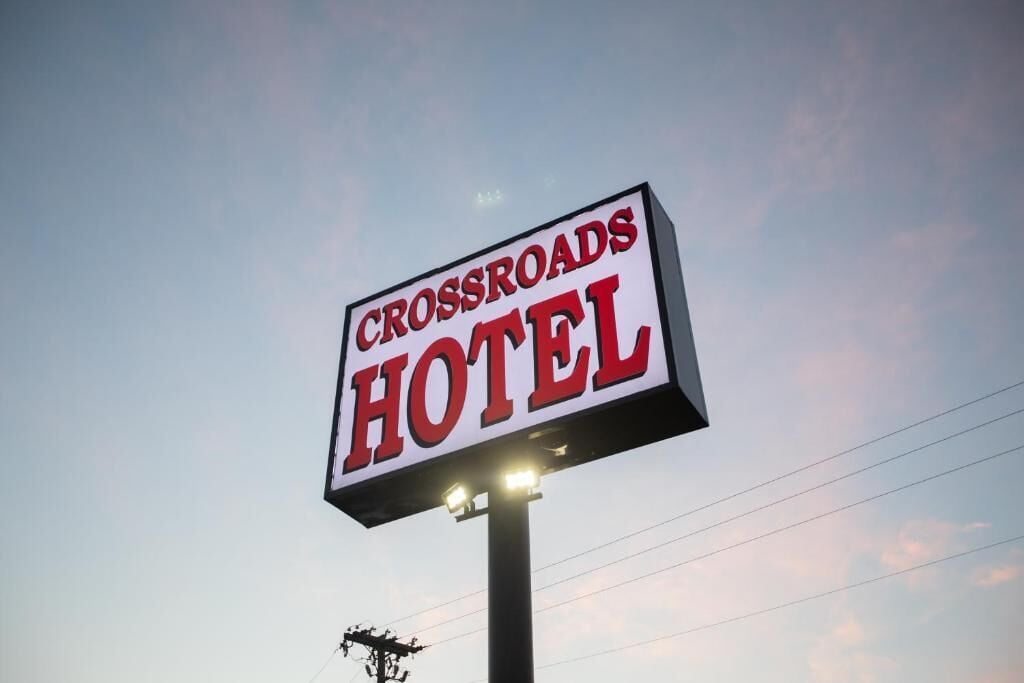 Señal para el Crossroads Hotel.