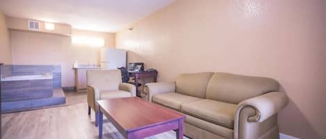 Romantic Suite | Living area | TV