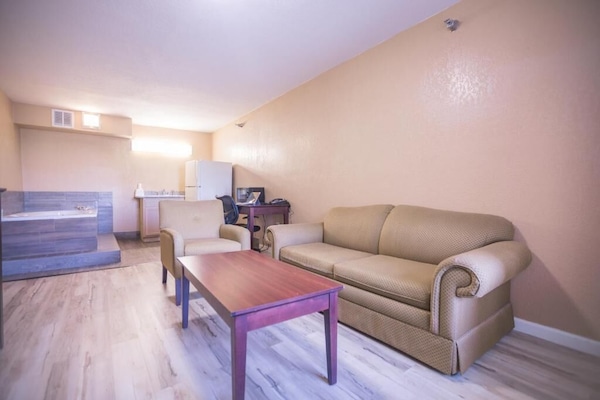 Romantic Suite | Living area | TV