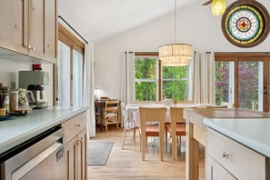 Private kitchen - Riverfront 2BR | Home King Suite | Patio & Grill (Epping)