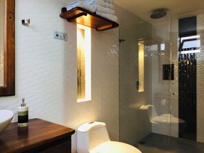 Shower, towels, soap, shampoo - 40 Amigos Hotel (JARDIN)