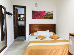 Comfort Room, 1 Queen Bed, Mountain View | Free WiFi - 40 Amigos Hotel (JARDIN)