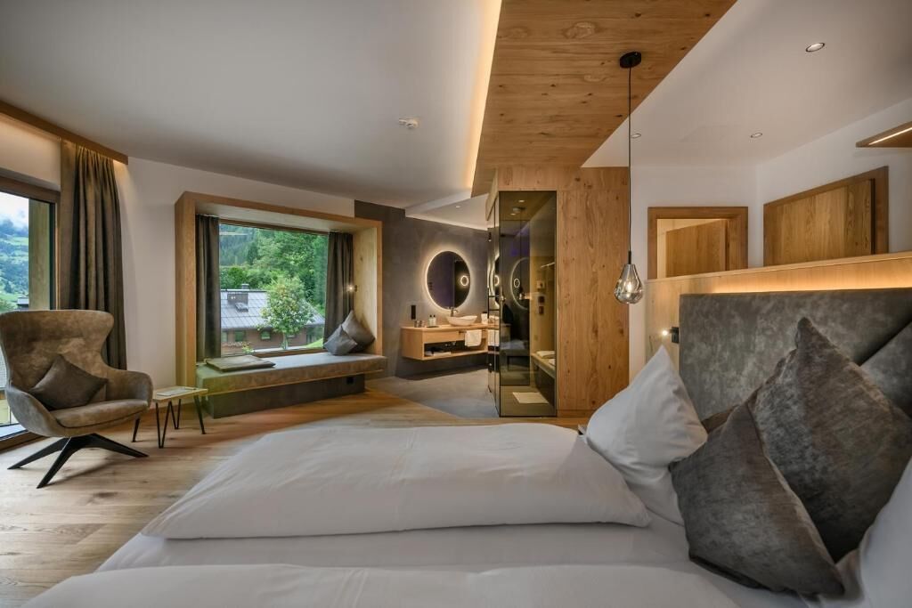 In-room safe, WiFi (free)