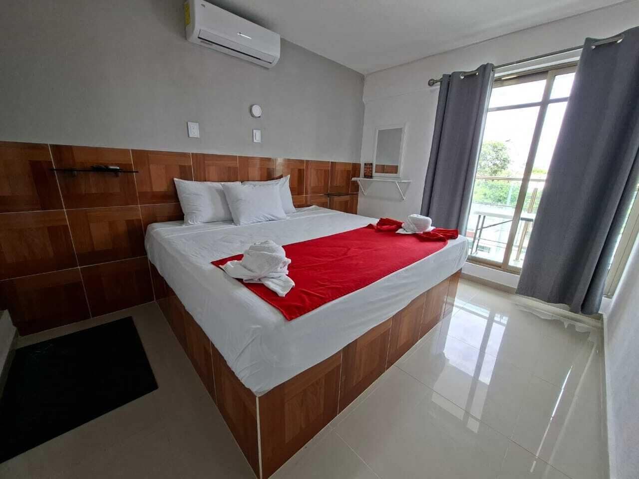 Habitación Confort, balcón | Espacio para trabajar con laptop y wifi gratis 