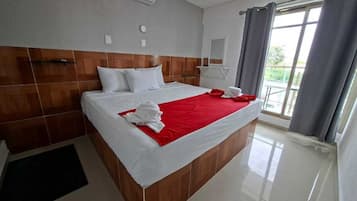 Habitación Confort, balcón | Espacio para trabajar con laptop y wifi gratis