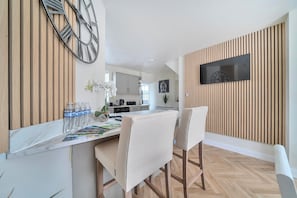 Réfrigérateur, four à micro-ondes, un four, surface de cuisson