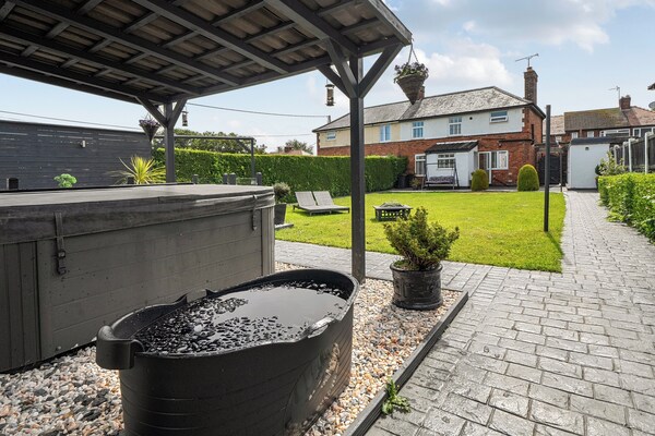 Gym - Hot Tub - Sauna - Pet - Parking - Sleeps 6 - Wales