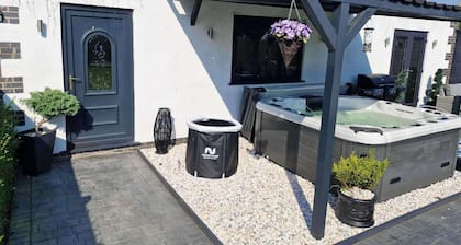 Gym - Hot tub - Sauna - Pet - Parking - Sleeps 6