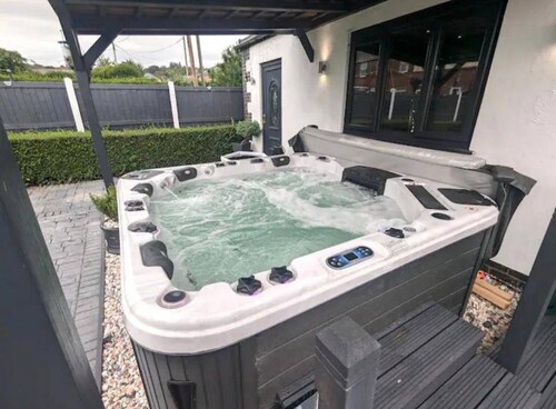Gym - Hot tub - Sauna - Pet - Parking - Sleeps 6