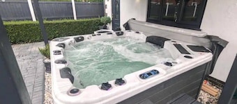 Gym - Hot tub - Sauna - Pet - Parking - Sleeps 6