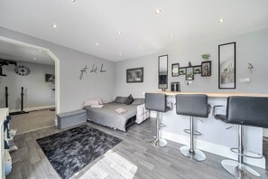 2 bedrooms, free WiFi, bed sheets - Gym - Hot tub - Sauna - Pet - Parking - Sleeps 6 (Bagillt)