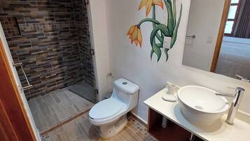 Doppia Luxury, vista piscina | Bagno | Doccia, asciugacapelli, asciugamani, sapone