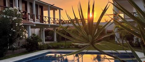 Una piscina al aire libre