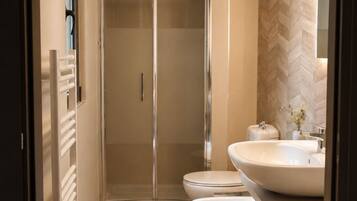 Suite | Bagno | Doccia, asciugacapelli, asciugamani, sapone