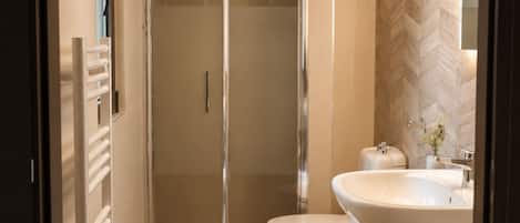 Suite | Bathroom | Shower, hair dryer, towels, soap